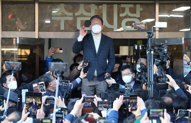 더불어민주당 이재명 대선후보가 5일 전북 진안군 인삼상설시장에서 시민들에게 지지를 호소하고 있다. /연합뉴스