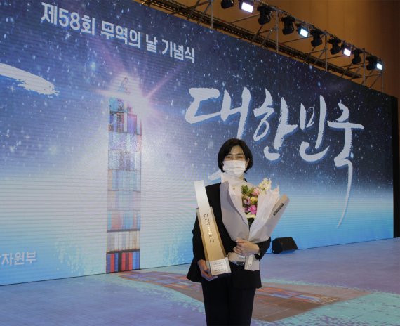 삼양식품 김정수 총괄사장이 6일 서울 삼성동 코엑스에서 열린 '58회 무역의 날 기념식'에서 식품업계 최초로 '3억불 수출의 탑'을 수상한 뒤 기념촬영을 하고 있다.