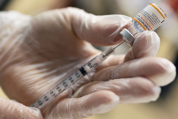 미국 펜실베니아주 랜스데인에서 의료 관계자가 코로나19 화이자-바이오엔테크 백신 접종을 준비하고 있다. 로이터 연합뉴스