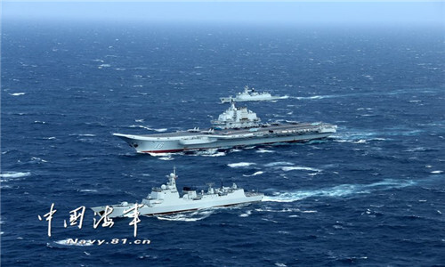2017년 1월 중국 최초의 항공모함 랴오닝호가 남중국해에서 훈련하고 있다. 출처: 글로벌 타임스