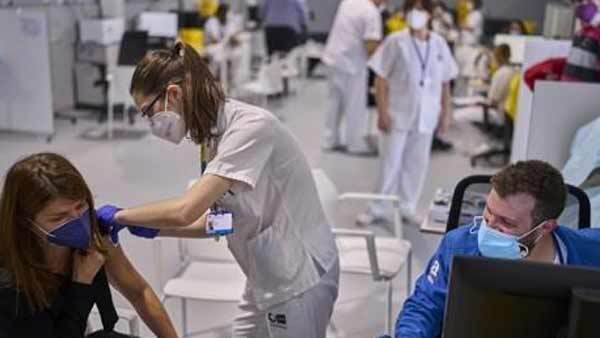 [사진 제공: 연합뉴스] 스페인 마드리드에서 코로나19 백신을 맞고 있는 여성