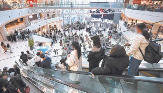 4주간의 강화된 방역대책 시행을 하루 앞둔 5일 서울의 한 쇼핑몰이 시민들로 붐비고 있다. [뉴스1]