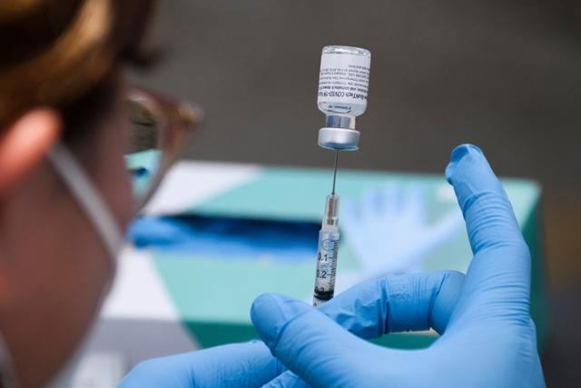 미국 캘리포니아주 로스앤젤레스에서 한 의료진이 화이자의 코로나19 백신을 주사기에 주입하고 있다. AFP=연합뉴스