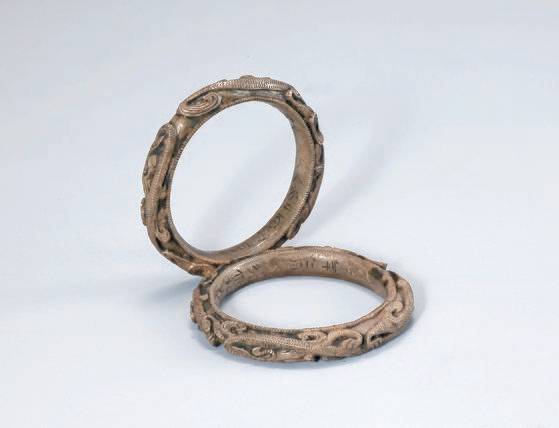 생전 왕비가 착용했을 것으로 추정되는 은팔찌는 용무늬로 장식하고 안쪽에는 누가 언제 만들었는지 새겨져 있다. 국립공주박물관