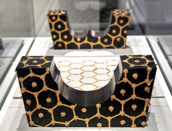 무령왕과 왕비의 목관 안 남쪽에서는 베개가, 북쪽에서는 발받침이 각각 놓여있었다. 왕의 것은 나무 표면에 옻칠을 한 뒤 장방형 금판으로 육각형 무늬를 만들고 모서리와 중심부에 1개의 달개가 달린 꽃모양 금꾸미개를 붙여 장식했다.