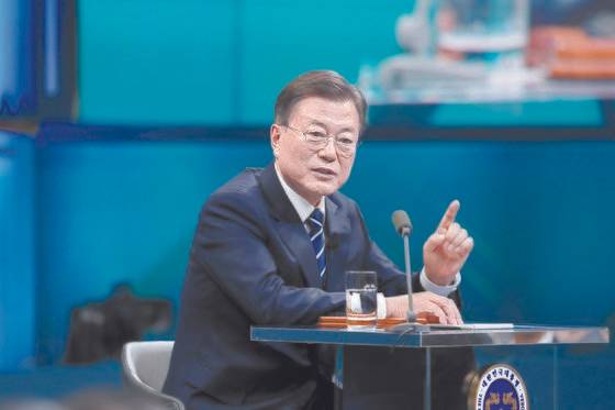 문재인 대통령이 지난달 21일 오후 서울 여의도 KBS 공개홀에서 열린 2021 국민과의 대화 '일상으로'에서 국민 패널들의 질문에 답하고 있다.   연합뉴스