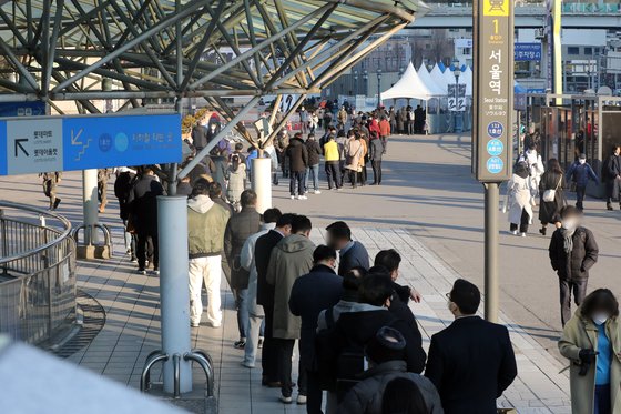 6일 오전 서울 중구 서울역광장에 마련된 신종 코로나바이러스 감염증(코로나19) 임시선별진료소에서 시민들이 검사를 기다리고 있다. 뉴스1