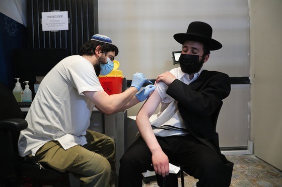 이스라엘에서 코로나19 백신 3차 접종이 이뤄지고 있다. [EPA=연합뉴스]