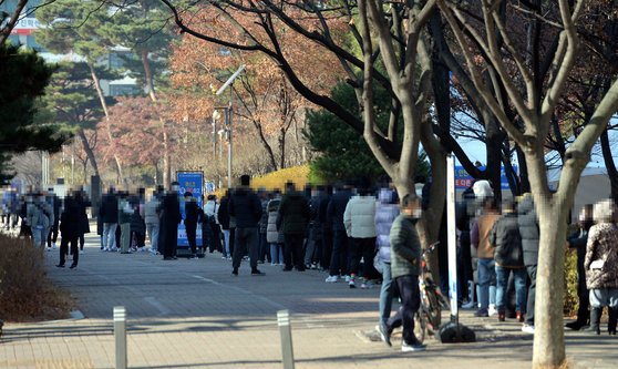 신종 코로나바이러스 감염증(코로나19) 확산으로 비상이 걸린 5일 오후 대전의 한 선별검사소를 찾은 시민들이 검사를 받기위해 차례를 기다리고 있다. 프리랜서 김성태