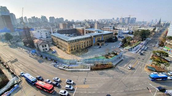 지난 2월 대전시가 대전 중구 선화동 옛 충남도청사 리모델링 과정에서 향나무 128그루를 무단으로 제거해 논란을 빚고 있다. 프리랜서 김성태