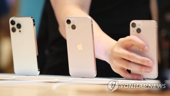 애플 아이폰13 시리즈 판매가 시작된 지난 10월 8일 오후 서울 강남구 가로수길 애플스토어에서 시민들이 제품을 살펴보고 있다. [연합뉴스]