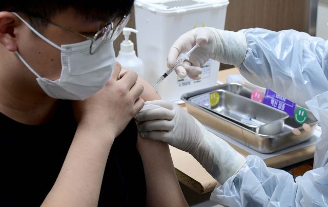 소아청소년에 대한 코로나19 백신 접종이 시작된 지난 10월 18일 서울 양천구 홍익병원에서 한 학생이 백신 접종을 하고 있다. 사진공동취재단