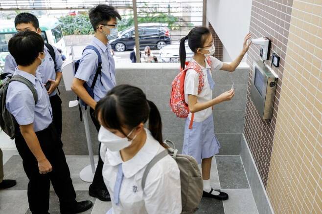지난 9월 홍콩의 한 중학교에서 수업 전 열 체크를 하는 학생들. /사진=연합뉴스