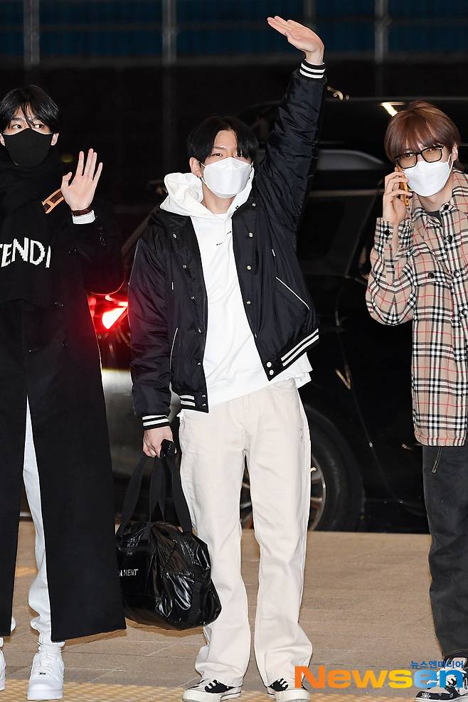 Monsta X (MONSTA X) members Decorative reform, Wait, Hyungwon, Juheon and IM are leaving for the United States of America to attend the 2021 Jungle Ball Tour in Los Angeles on the afternoon of December 6th through the second passenger terminal at the Incheon International Airport in Unseo-dong, Jung-gu, Incheon.