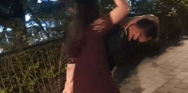 지난 7월30일 서울 성동구의 한 아파트 산책로에서 만취한 20대 여성이 40대 남성 A씨에게 폭행을 가하는 장면. 온라인 커뮤니티 캡처