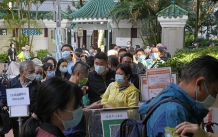 홍콩 코로나19 백신 접종 센터 앞에 줄 선 사람들. AP 연합뉴스