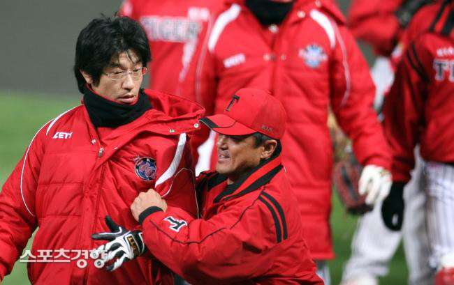 KIA 김종국이 2009년 10월19일 SK와의 한국시리즈 3차전 벤치 클리어링 때 돌진했다가 코칭스태프에게 제지 당하고 있다. | 연합뉴스