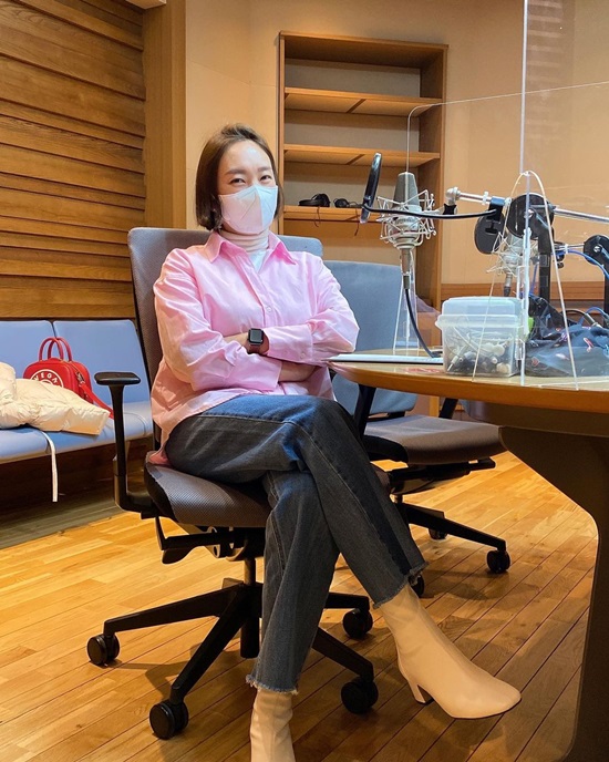 Jung Kyoung Mi posted a picture on his instagram on the 6th with an article entitled Monday.Jung Kyoung Mi in the public photo is preparing for the MBC standard FM Park Jun-hyung, Jung Kyoung Mis 2 oclock at the radio booth.Wearing a pink shirt and jeans, Jung Kyoung Mi showed off her sleek line.Jung Kyoung Mi said, Lets go out of the house in three days! Lets go! He added, There are a lot of people asking for bags behind there! It was a bag I bought overseas four years ago.Meanwhile, Jung Kyoung Mi married motive comedian Yoon Hyeong-bin in 2013 and has one male and one female.Recently, he challenged 50 days walking and succeeded in losing weight from 64kg to 57kg.Photo: Jung Kyong Mi Instagram