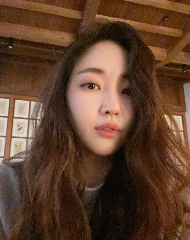 On the 7th, Kim Sa-rang posted a self-portrait with a heart emoticon on his instagram.In the photo, Kim Sa-rang is looking at the camera lens with a natural hairstyle, and she is not able to see her beauty during natural makeup.The netizens who watched the photos responded that It is very beautiful and Love is so beautiful.Kim Sa-rang, who was elected to Miss Korea in 2000, has been active for more than 20 years since his debut with SBS drama Angels Fury that year.Recently, he has played the role of Kang Hae-ra in the TV drama Revenge.Photo Sources  Kim Sa-rang Instagram