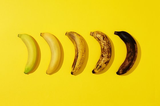 모다모다 샴푸(아래 사진)는 과일이 공기 중에 오랫동안 노출하면 갈색으로 변하는 원리를 이용했다. 사진은 바나나가 갈색으로 변하는 모습. [중앙포토]