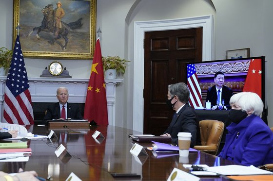 조 바이든 미국 대통령이 지난달 15일 (현지시간) 백악관에서 시진핑 중국 국가주석과 미·중 정상회의를 하고 있다. 바이든 대통령은 오는 9일 110여개국 정상이 참가한 가운데 중국·러시아 등 권위주의 국가를 견제하기 위한 '민주주의 정상회의'를 주도할 예정이다. [AP]