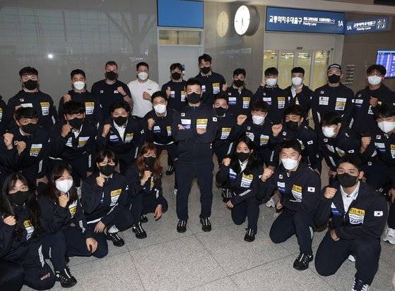 지난 5일 인천국제공항에서 봅슬레이·스켈레톤 국가대표팀이 베이징 올림픽이 열리는 중국으로 출국하기 전 파이팅을 외치는 모습. 뉴스1.