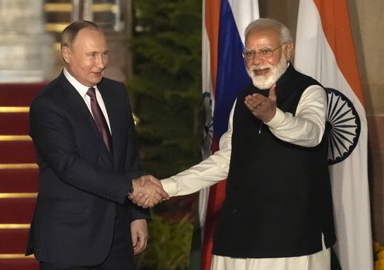 블라디미르 푸틴 러시아 대통령(왼쪽)과 나렌드라 모디 인도 총리가 6인 인도 뉴델리에서 정상 회담을 앞두고 인사하고 있다. [AP=연합뉴스]