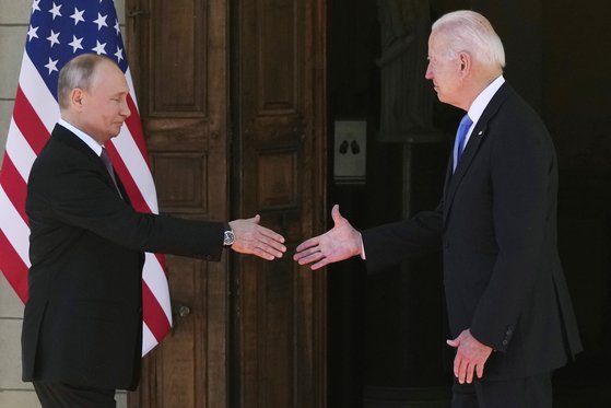 지난 6월 스위스 제네바에서 만난 조 바이든 미국 대통령(오른쪽)과 블라디미르 푸틴 러시아 대통령이 악수하고 있다. [AP=연합뉴스]