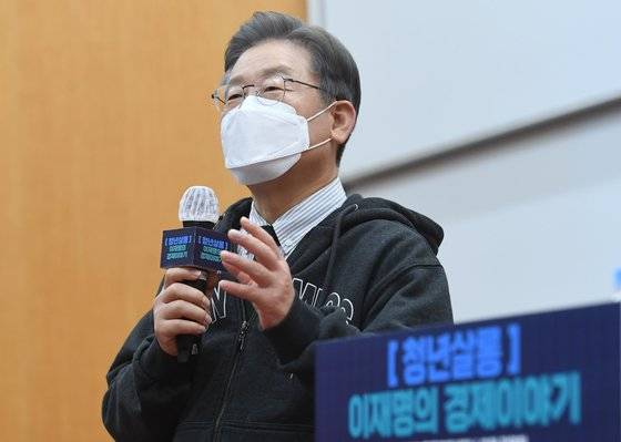 이재명 더불어민주당 대선 후보가 7일 오전 서울 관악구 서울대학교에서 열린 '청년살롱 이재명의 경제이야기' 금융경제세미나 초청 강연회에서 강연을 하고 있다. 2021.12.7 국회사진기자단