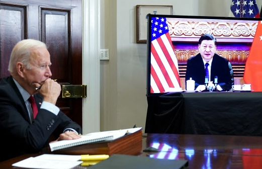 바이든 미국 대통령이 백악관 집무실에서 11월 15일(현지 시간) 화상 정상회담 상대인 시진핑 중국 국가주석을 바라보고 있다. (사진=연합뉴스)