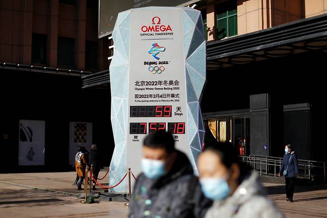미국이 내년 2월 열리는 베이징 동계올림픽에 대한 ‘외교적 보이콧’을 6일(현지시간) 공식 선언했다. 선수단은 파견하되 정부 대표단은 파견하지 않겠다는 의미다. 중국 수도 베이징에 설치된 올림픽 카운트다운 시계가 7일 동계올림픽이 59일 앞으로 다가왔음을 알리고 있다. 연합뉴스