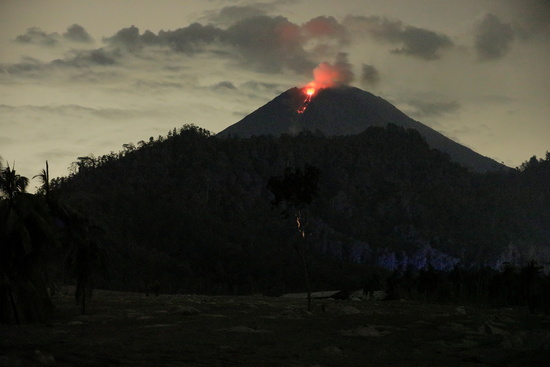 지난 6일 폭발한 인도네시아 동자바주 루마장 지구 화산폭발로 22명이 사망했다. 사진은 인도네시아 동자바주 루마장 지구 스메루 화산 분화 모습. /사진=로이터