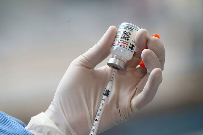 20대 유도선수가 화이자 1차 백신 접종 후 급성 백혈병 진단을 받았다는 청와대 청원이 지난 6일 올라왔다. 사진은 기사 내용과 무관한 백신 관련 자료 사진. /사진=뉴스1