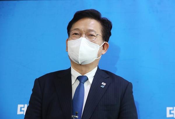 송영길 더불어민주당 대표가 윤석열 국민의힘 대선 후보와 부인 김건희씨를 향해 맹공을 펼쳤다. 사진은 지난 3일 국회 당 대표실 앞에서 발언하는 송영길 대표. /사진=뉴스1