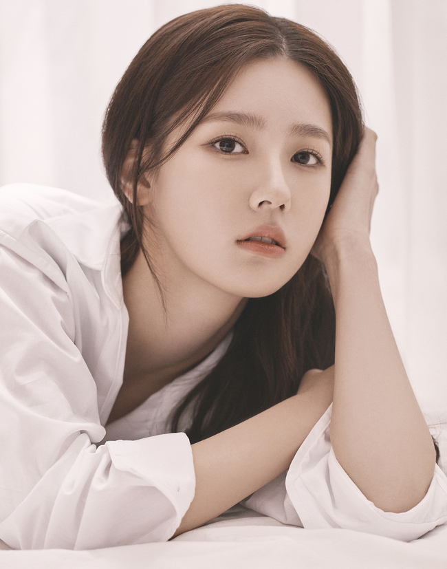 Actor Profile of Mi-yeon, a member of the group (girls) children, has been released.Mi-yeon in the photo overwhelmed his gaze by putting various charms in Profile, ranging from neat atmosphere to Elegance and soft charisma.Mi-yeon, who created a natural atmosphere with clean makeup, showed a neat yet elegance figure.Mi-yeon, who is wearing a white shirt, then gazed at the camera with a faint eye and showed off her mature beautiful look.The last black neckpole costume profile boasts a strong yet soft charisma and emits the colorful charm of Mi-yeon.Mi-yeon is a member of the group (girls) children and is active as an MC of Mnet M Countdown as well as album activity. He also appeared in Web drama adult trainee and delivery and proved his possibility as an actor.Recently, he has been actively performing in various fields, appearing as an entertainment program TV Love Catcher in Seoul and TVN D STUDIO Get It Beauty Salon host.It is an evaluation that shows the ability as an all-around entertainer without any hesitation.