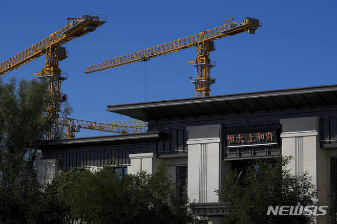 [베이징(중국)=AP/뉴시스]중국 베이징에 보이는 헝다그룹 신주택 개발 전시실 건물. 2021.10.22.photo@newsis.com