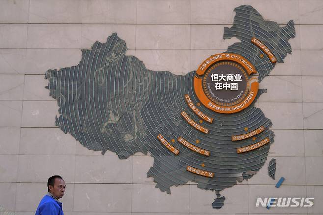 [베이징(중국)=AP/뉴시스]지난 21일 중국 베이징에 있는 에버그란데 시티 플라자의 벽에 부동산 개발업체 헝다(恒大·에버그란데)의 개발 프로젝트 지도가 보인다. 2021.09.22.