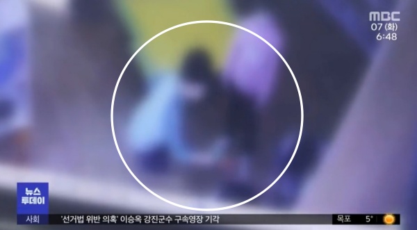 충북의 한 어린이집 만 3세 반 아이들이 한 아이를 집단으로 괴롭히는 모습. MBC 캡처