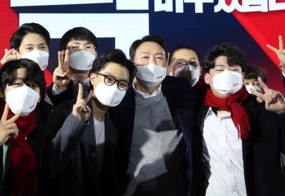 청년들과 사진 찍는 윤석열 - 윤석열(앞줄 왼쪽 세 번째) 국민의힘 후보가 6일 중앙선거대책위원회 출범식을 마친 뒤 청년들과 어깨동무를 하고 사진을 찍는 모습.연합뉴스