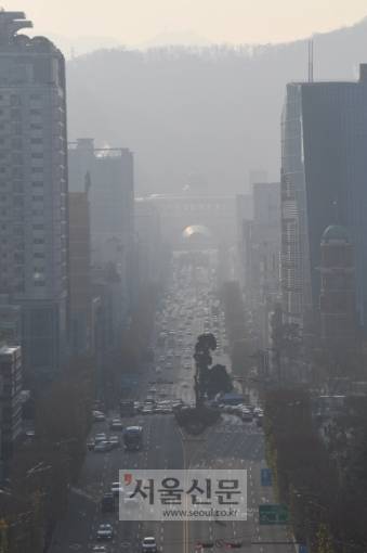 1년 중 눈이 가장 많이 내린다는 절기상 ‘대설’인 7일 기온이 평년을 웃돌며 포근하자 중서부지역을 중심으로 미세먼지가 짙어져 ‘나쁨’을 기록했다. 이날 서울 서초구 누에다리에서 바라본 반포대로가 뿌옇다.박지환 기자 popocar@seoul.co.kr