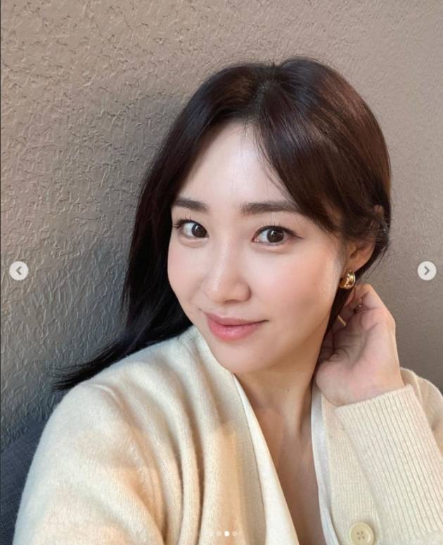 The broadcaster Choi Hee reported on the latest.Choi said to his instagram on the 8th, I have time to self-time! (I have been taking self-study for a long time) I went to look at it and then broadcast it again.However, it is good to see the blessing in the middle and posted several photos.In the open photo, Choi is proud of her innocent beauty with a selfie.On the other hand, Choi married a non-entertainment businessman in April last year and has a daughter.Photo: Choi Hee SNS