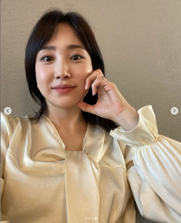 The broadcaster Choi Hee reported on the latest.Choi said to his instagram on the 8th, I have time to self-time! (I have been taking self-study for a long time) I went to look at it and then broadcast it again.However, it is good to see the blessing in the middle and posted several photos.In the open photo, Choi is proud of her innocent beauty with a selfie.On the other hand, Choi married a non-entertainment businessman in April last year and has a daughter.Photo: Choi Hee SNS