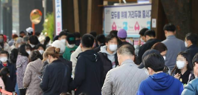 이달 3일 서울 송파구보건소에 마련된 코로나19 임시선별진료소를 찾은 시민들이 검체 검사를 위해 대기하고 있다. 연합뉴스 제공