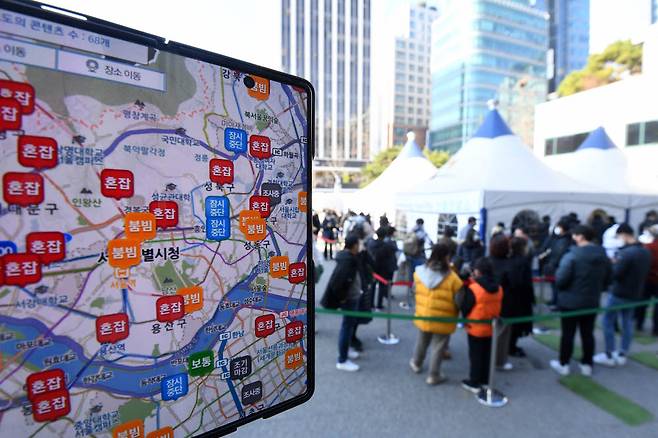 8일 서울 강남구보건소 선별진료소에 시민들이 검사를 받기 위해 줄을 서 있다.