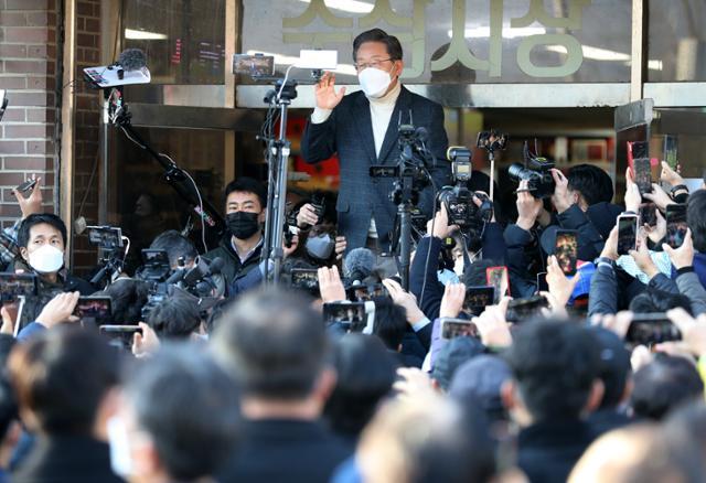 이재명 더불어민주당 대선 후보가 5일 오후 전북 진안군 진안인삼상설시장을 방문해 즉석 연설을 하고 있다. 뉴스1