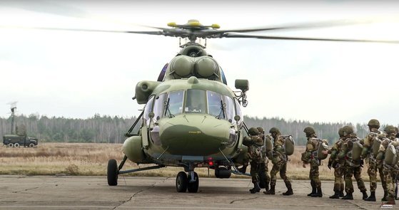 러시아군과 벨라라스군 공수부대원들이 폴란드 국경 근처에서 헬기에 탑승하고 있다. 타스=연합뉴스