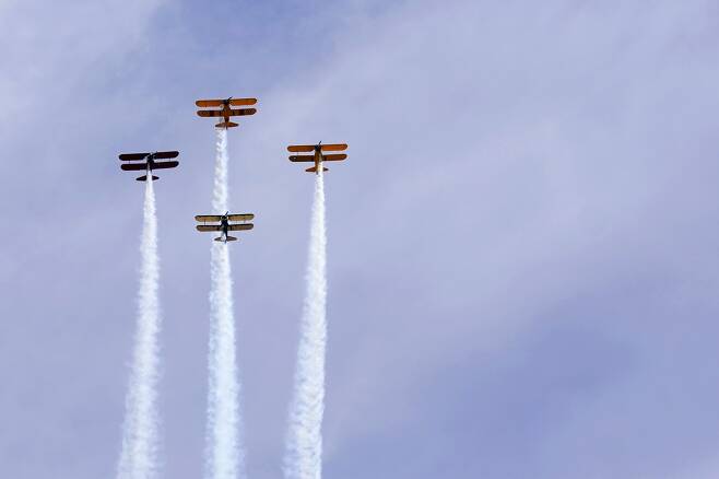 애리조나 피닉스에서 열린 진주만 공습 80주년 기념행사장 상공으로 네대의 쌍엽기가 기념 비행을 하고 있다. AP=연합뉴스
