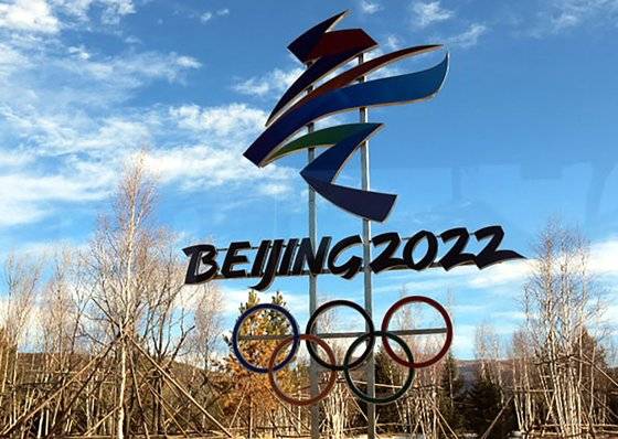 2022년 베이징 동계 올림픽을 앞두고 지난 5일 중국 허베이성 장자커우에 올림픽 조형물이 설치돼 있다. 내년 2월 4일 개막하는 베이징 동계올림픽은 베이징 시내와 베이징 외곽 옌칭구, 베이징에서 190㎞ 떨어진 장자커우 등 3곳에서 열린다. 연합뉴스