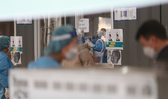 8일 오전 서울역에 마련된 선별진료소에서 의료진들이 코로나 검사를 하고 있다. 우상조 기자