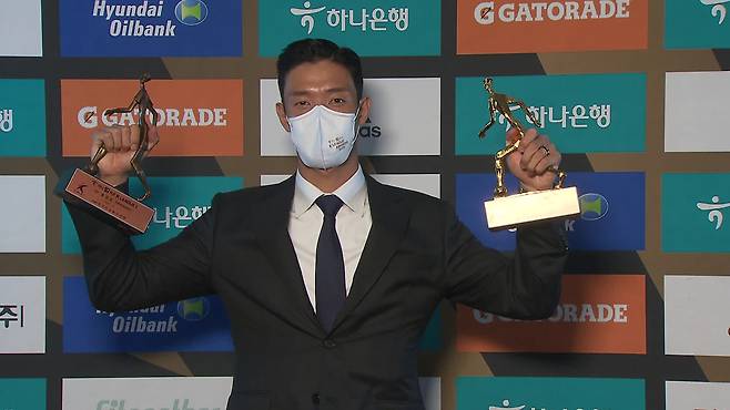 전북의 홍정호가 2021시즌 K리그 최고의 별로 떠올랐다.